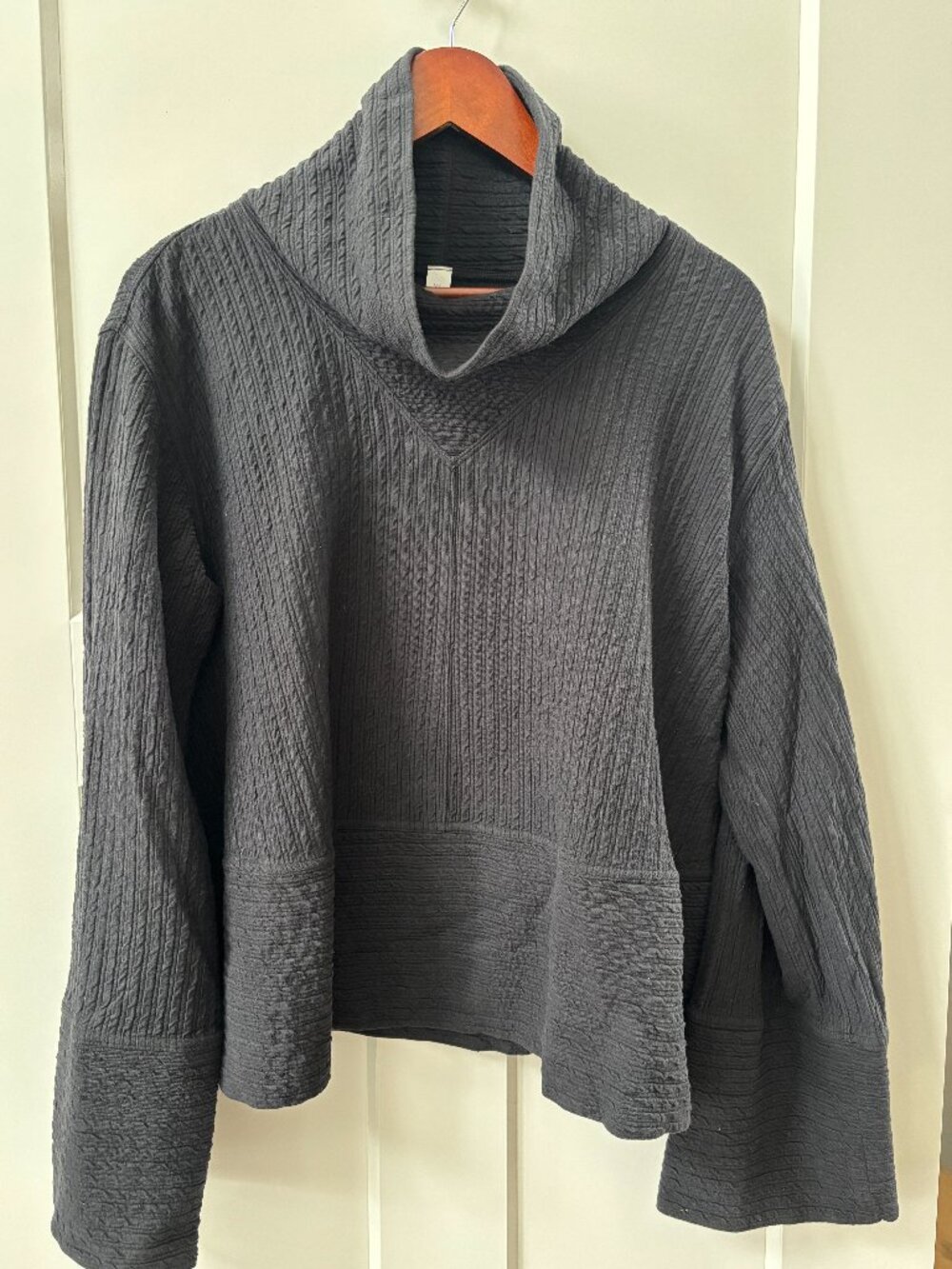 LULULEMON black Retreat Yourself pullover - Sz M/L